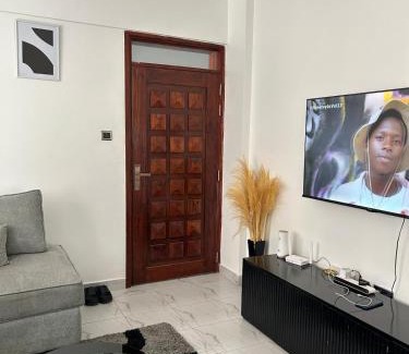 Nairobi Apartamento | Secret Serenity - Modern, Stylish & Comfy 2 Bedroom Apartment With Workspace, Secure Parking, CCTV, Swimming Pool, Gym, And City Views in Nairobi