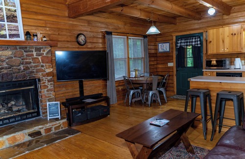 Warm Springs Cabina | See Callaway's Pumpkins and Fantasy in Lights at Southern Serenity - Fiber Wifi