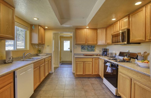 Pagosa Springs Cabina | See Fall's Changing Colors! Split Pine Cabin: Hot tub, Stunning Mountain Views, Near Downtown!