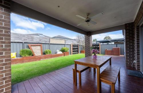 Clyde North Casa | Selandra Rise - 4 bedroom Private Charm