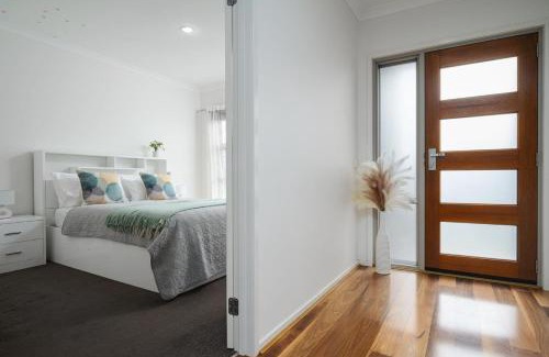 Clyde North Casa | Selandra Rise - 4 bedroom Private Charm