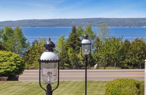 Petoskey Casa | Self Check-In Lake views Workspace 2 Queen Beds