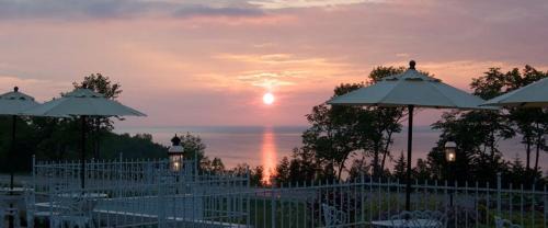 Petoskey Casa | Self Check-In Lake views Workspace 2 Queen Beds