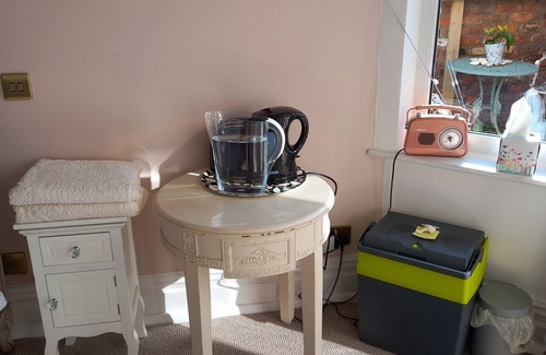 Hoylake Apartamento | Self-contained Stunning Annex/ cottage, with parking + a south west courtyard.