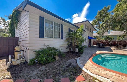 Seminole Casa | Seminole Pool House | Mins to the Beach