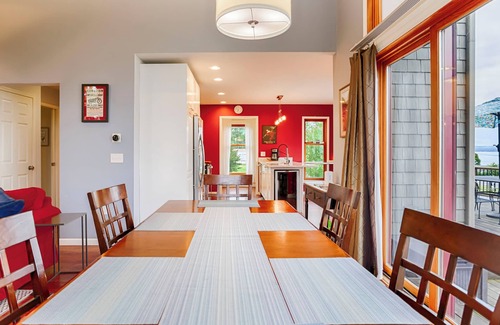 Oaks Corners Cabaña | Seneca Knoll: "Hermosa casa personalizada con vistas al lago Seneca"