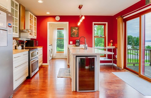 Oaks Corners Cabaña | Seneca Knoll: "Hermosa casa personalizada con vistas al lago Seneca"