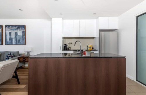 Belconnen Apartamento | Sensational City Apartment with Lake Views