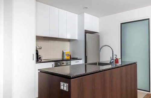 Belconnen Apartamento | Sensational City Apartment with Lake Views