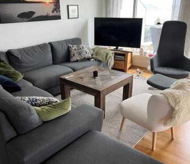 Leirvik Apartamento | Sentral og romslig bolig