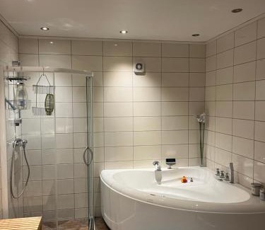 Leirvik Apartamento | Sentral og romslig bolig