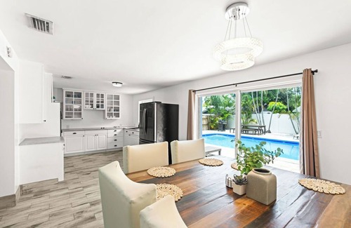Jupiter Casa | Stylish 3-Bedroom Pool Retreat