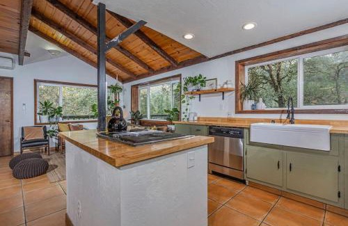 Three Rivers Casa | Sequoia TREE HOUSE light andbright