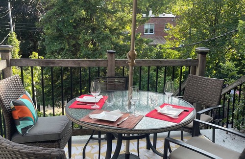 Hochelaga Apartamento | Serein, cosy and comfortable upper duplex near metro Joliette (green line)