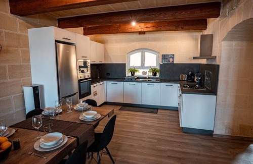 Gharb Otro | Serena Farmhouse is a Rustic and spacious 5-bedroom with pool and jacuzzi.