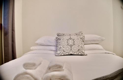 Eagle Lake Casa | Serendipity 5 BR Waterfront 4 Seasons, Hot Tub, Firepit, Close to Ski HIll