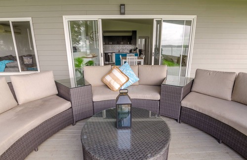 Lake Macquarie City Council Casa | Serendipity Lake House - on the water's edge