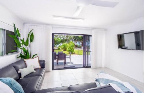 Clifton Beach Casa | Serene 2BR Beachfront Getaway on the Esplanade