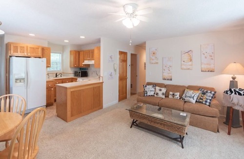 Otto Casa | Serene 2BR Retreat with Hot Tub, Fire Pit & Yoga