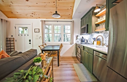 Rivers Edge Cabina | Serene 2BR Riverfront Modern Retreat | Hot Tub