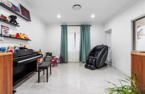 Gold Coast Casa | Serene 5BR Waterfront Escape - Prestige