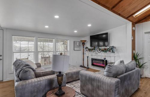 Lottie Casa | Serene Bayou Retreat - Spacious 4BR Home in Breaux Bridge for Families