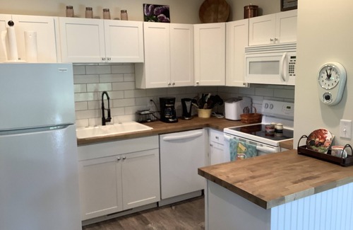 Centerville Cabina | Serene & Cozy Cabin in Middle Tennessee - Wrap Around Deck - Pet Friendly