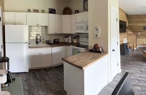 Centerville Cabina | Serene & Cozy Cabin in Middle Tennessee - Wrap Around Deck - Pet Friendly
