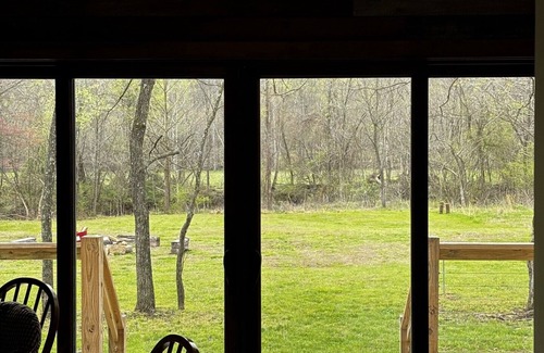 Centerville Cabina | Serene & Cozy Cabin in Middle Tennessee - Wrap Around Deck - Pet Friendly