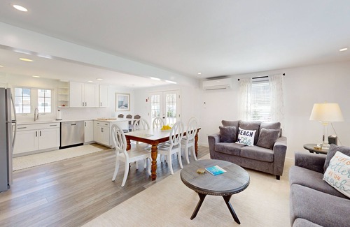 Katama Casa | Serene Dog Friendly Island Retreat with A/C and Washer/Dryer