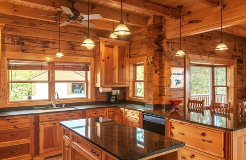 Newport Casa | Villa de lujo frente al lago 6 dormitorios cerca de las Grandes Montañas Humeantes, capacidad para 16