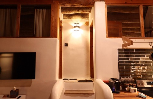 El Prado Casa | Serene Earthship near Taos w/Hot Tub, King Suite, Mountain Views & Outdoor Gym