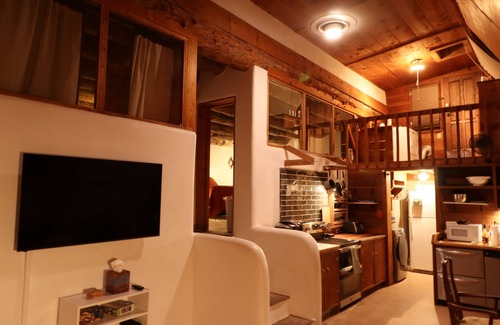 El Prado Casa | Serene Earthship near Taos w/Hot Tub, King Suite, Mountain Views & Outdoor Gym