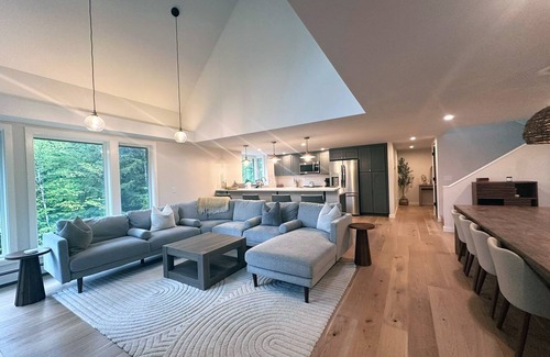 Stratton Mountain Casa | Serene Escape | Comfort & Luxury | A/C | Hot Tub | Sauna | Golf Getaway