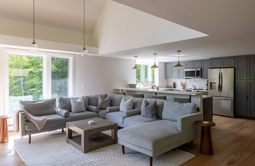 Stratton Mountain Casa | Serene Escape | Comfort & Luxury | A/C | Hot Tub | Sauna | Golf Getaway