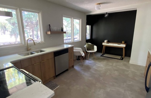 Red Deer Casa | Serene Family Home Close to Everything - 4Bed 3Bath with Games Room & Gym Space