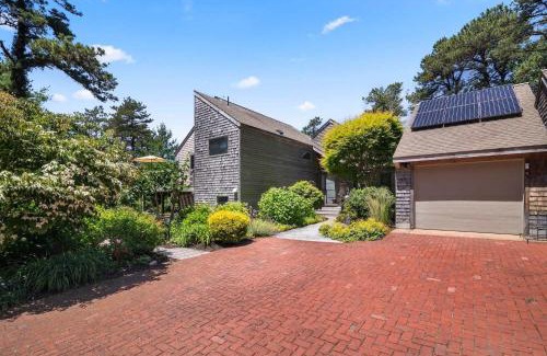 Wellfleet Casa | Serene Gardens 2 Miles to Beaches