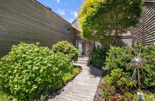 Wellfleet Casa | Serene Gardens 2 Miles to Beaches