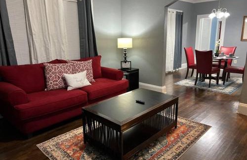 Montgomery Casa | Serene Getaway with Fast Wi-Fi Deck Fire Pit Roku