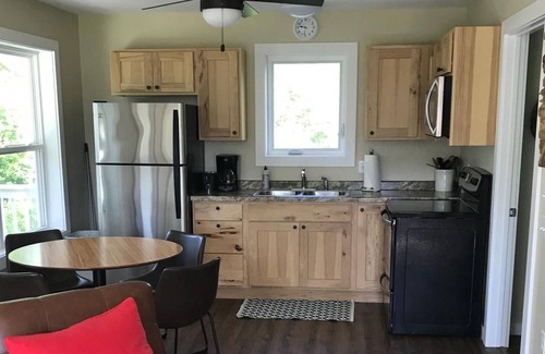 Green Lake Cabina | Serene Hilltop Escape - Lake Views!!