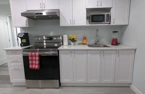 Regina Casa | SERENE & MODERN 1BED SUITE + CLOSE TO AIRPORT