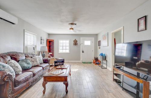Bacliff Casa | Serene Oasis Steps from the Bay