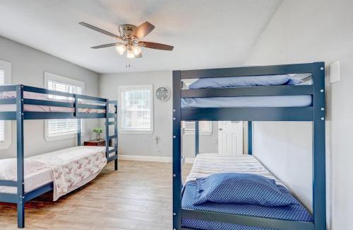 Bacliff Casa | Serene Oasis Steps from the Bay