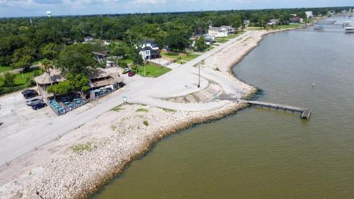 Bacliff Casa | Serene Oasis Steps from the Bay