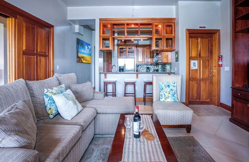 Cocoplum Condominio | Siéntase como en casa en los trópicos con este paraíso frente al mar