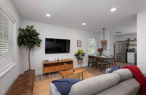 University Heights Casa | Serene Place Complex - Walk to UF - Free Parking