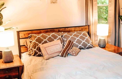 Villa Heights Casa | Serene Professional Oasis Zippy WiFi Pets okay!