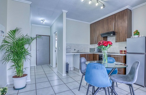 Lone Hill Apartamento | Serene Retreat on Sunset Boulevard