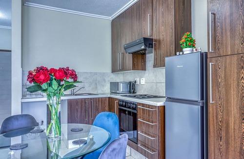 Lone Hill Apartamento | Serene Retreat on Sunset Boulevard