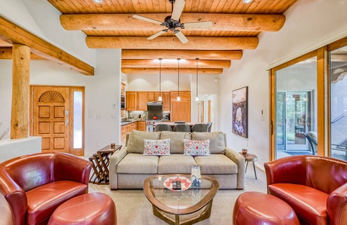 La Tierra Casa | Serene retreat with mountain views, grill, fireplace, & board games - dogs ok